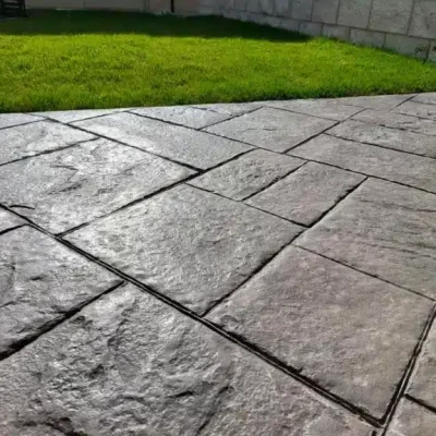 patio-de-30m2-con-hormigon-impreso-y-cesped-natural-768x576